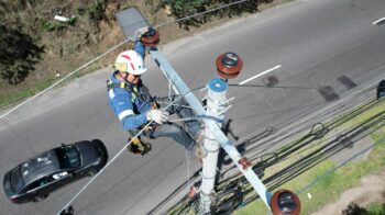 Imagen referencial. Un trabajador de la Empresa Eléctrica de Quito, el 7 de abril de 2024.