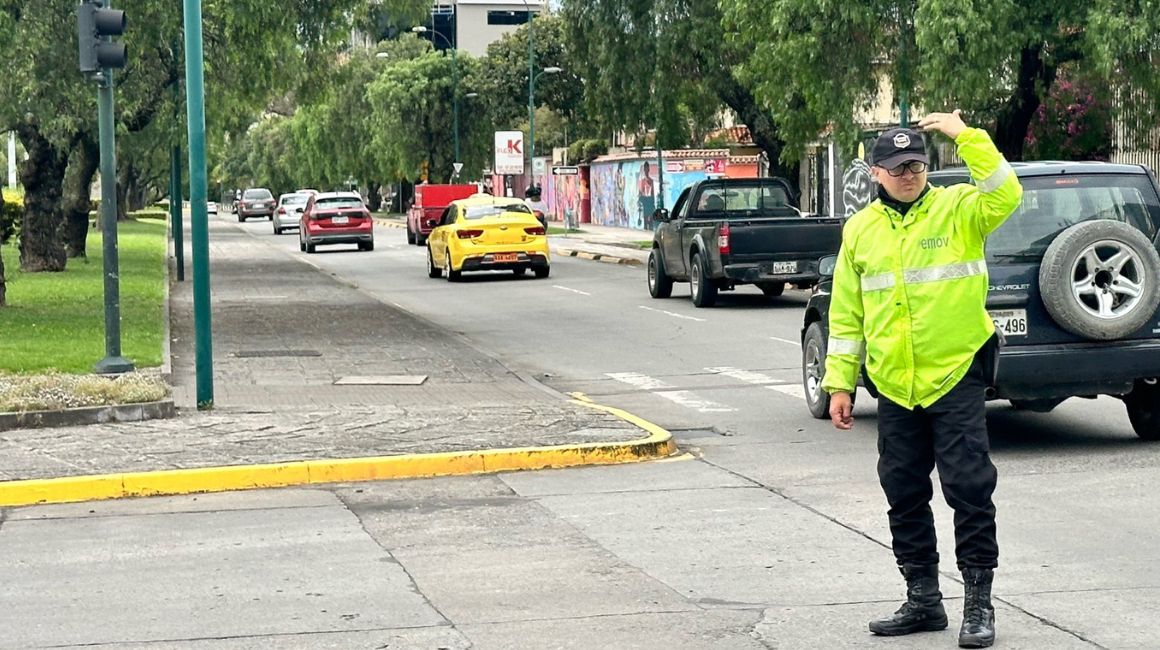 Un agente de tránsito controla el tráfico en la avenida Solano, de Cuenca, el 19 de abril, debido a que los semáforos están apagados por los cortes de luz.