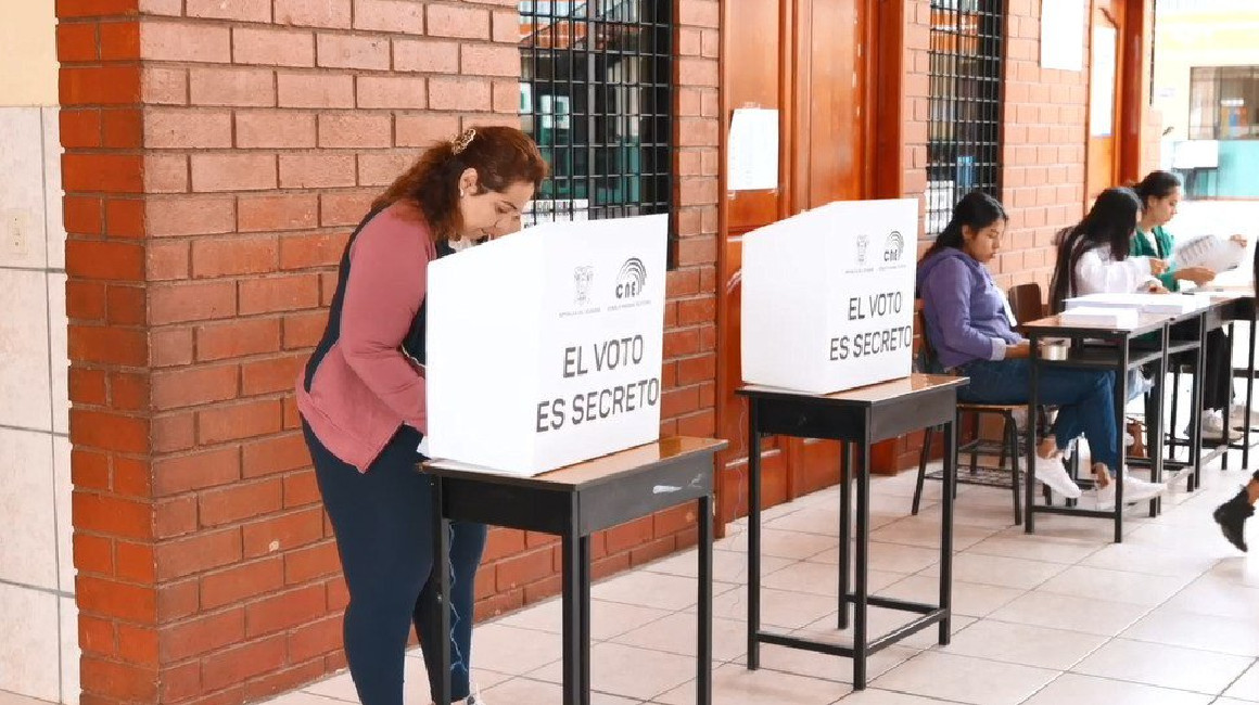 Votantes en elecciones 2023 en Ecuador.
