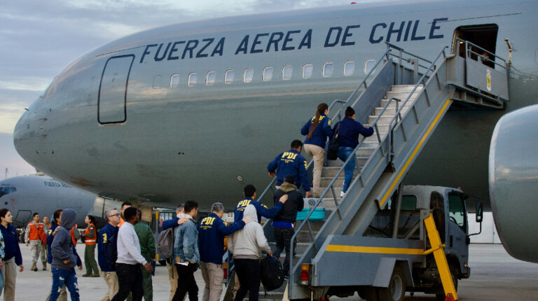 Chile deporta a 53 ecuatorianos, colombianos y bolivianos por cometer delitos