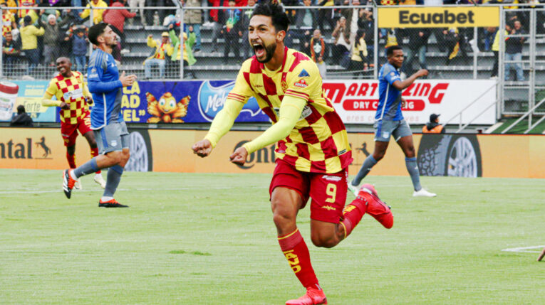 Jeison Medina celebra su gol ante Emelec, por la Fecha 9 de LigaPro, este 19 de abril de 2024.