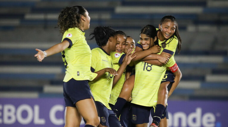 Jugadoras de la selección de Ecuador celebrando su gol ante Uruguay, 19 de abril de 2024.