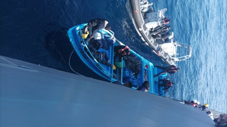 Armada intercepta embarcación con droga y detiene a tres personas en Galápagos