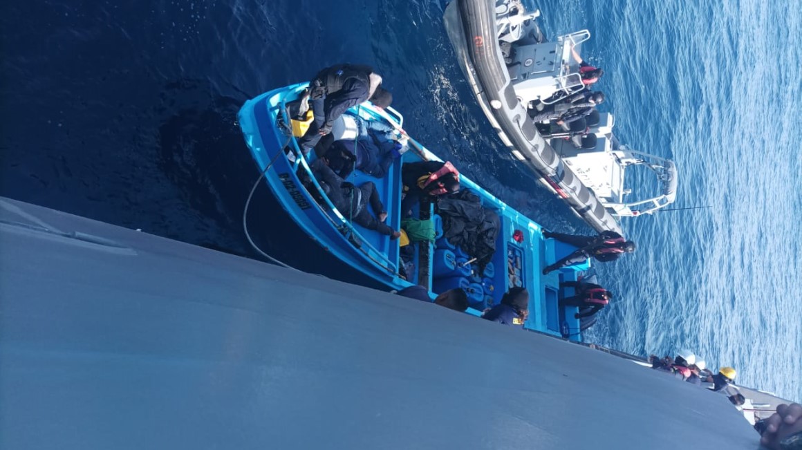 Fuerzas Armadas interceptaron una embarcación con tres ocupantes en altamar, que trasladaba paquetes de cocaína.