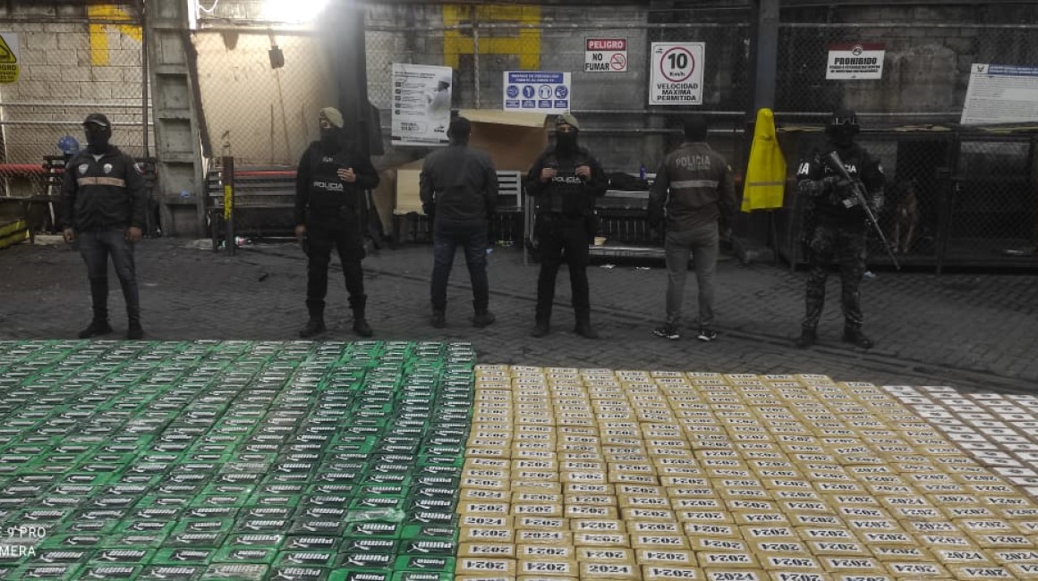 En un operativo antinarcóticos en Guayaquil se decomisaron 2.498 bloques de cocaína.