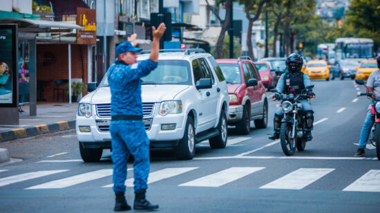 Un agente metropolitano dirigiendo el tránsito en Guayaquil, ante los cortes de luz y falta de semáforos. 