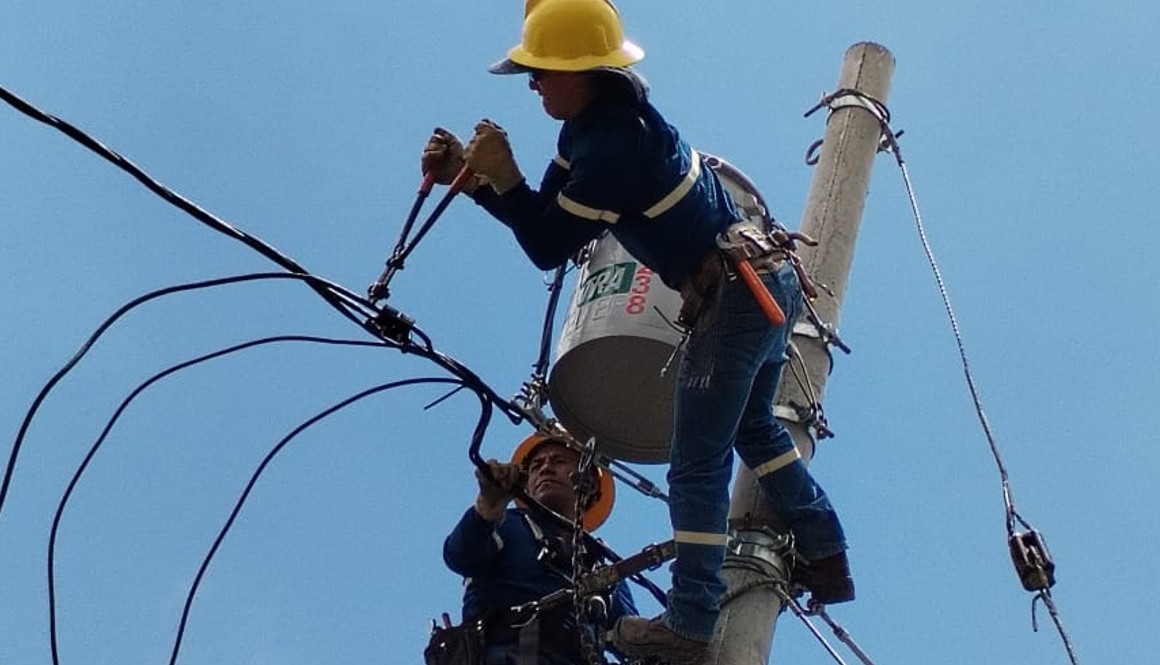 Foto referencial del personal de realizando mantenimiento del tendido eléctrico.
