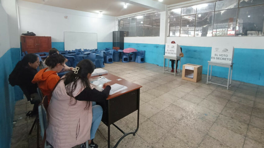 Mujeres acuden a sufragar en una Junta Receptora del Voto en Cuenca, por la consulta popular, el 21 de abril de 2024.