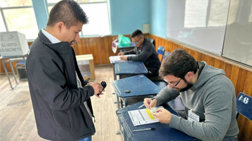 Un ciudadano en una de las mesas de votación en el colegio Benalcázar, en Quito, el 21 de abril de 2024.