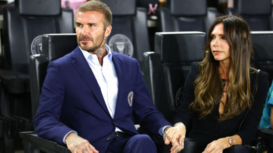 El exjugador David Beckham junto a su esposa, Victoria, durante un partido de  fútbol en Florida, el 17 de octubre de 20223.