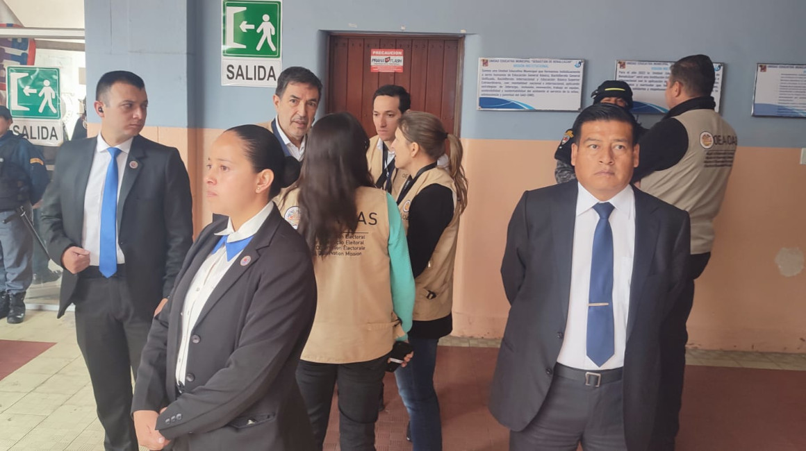 Delegados de la OEA en el colegio Benalcázar de Quito, el 21 de abril de 2024.