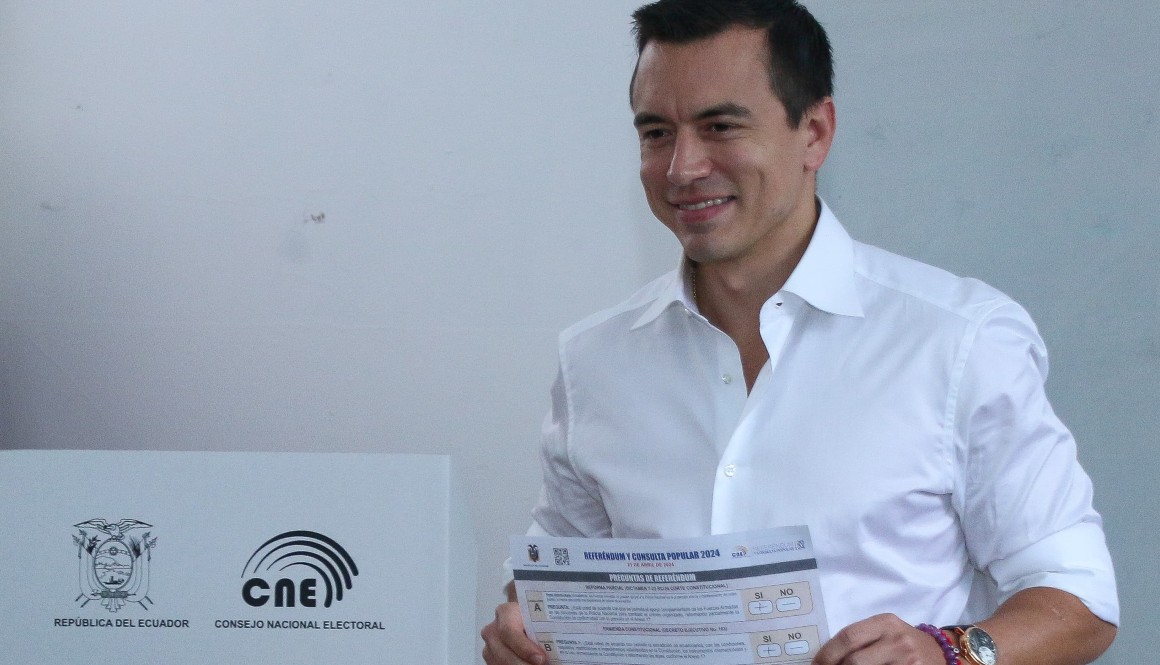 El presidente Daniel Noboa muestra la papeleta tras votar en la consulta popular, el 21 de abril.