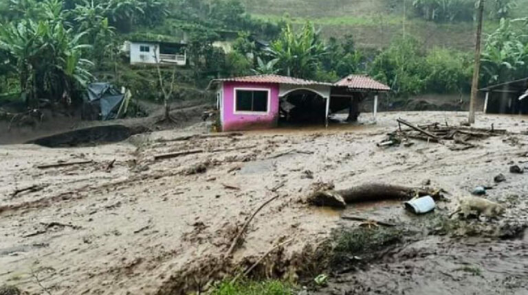 Un aluvión dejó heridos, viviendas y vehículos afectados en Alausí