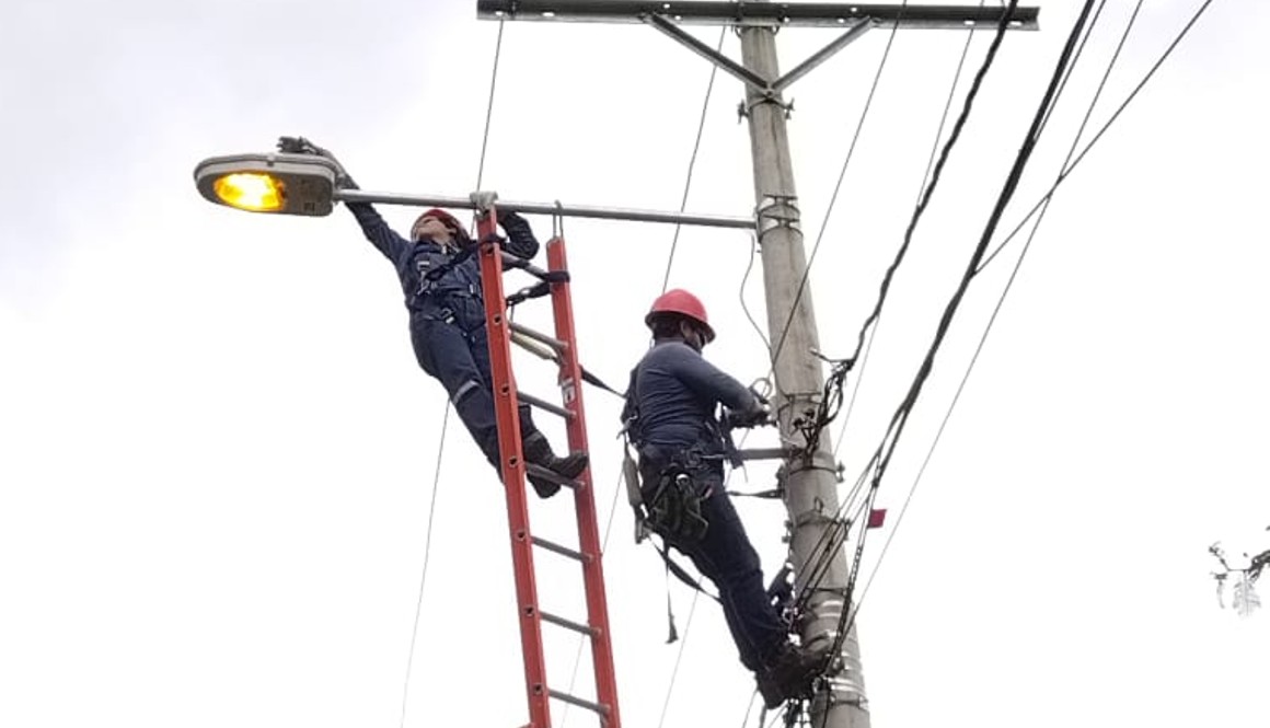Trabajadores de Centrosur realizan mantenimientos del tendido eléctrico de Cuenca.
