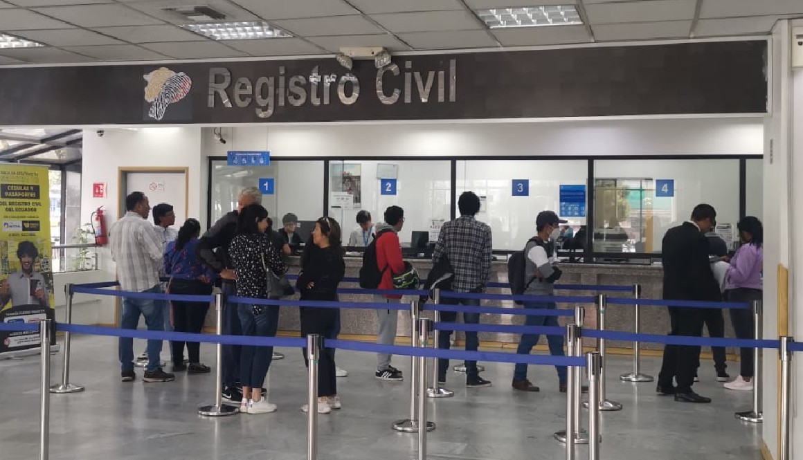 Ciudadanos acuden el 21 de abril al Registro Civil de Quito para obtener la cédula y votar en la consulta popular.