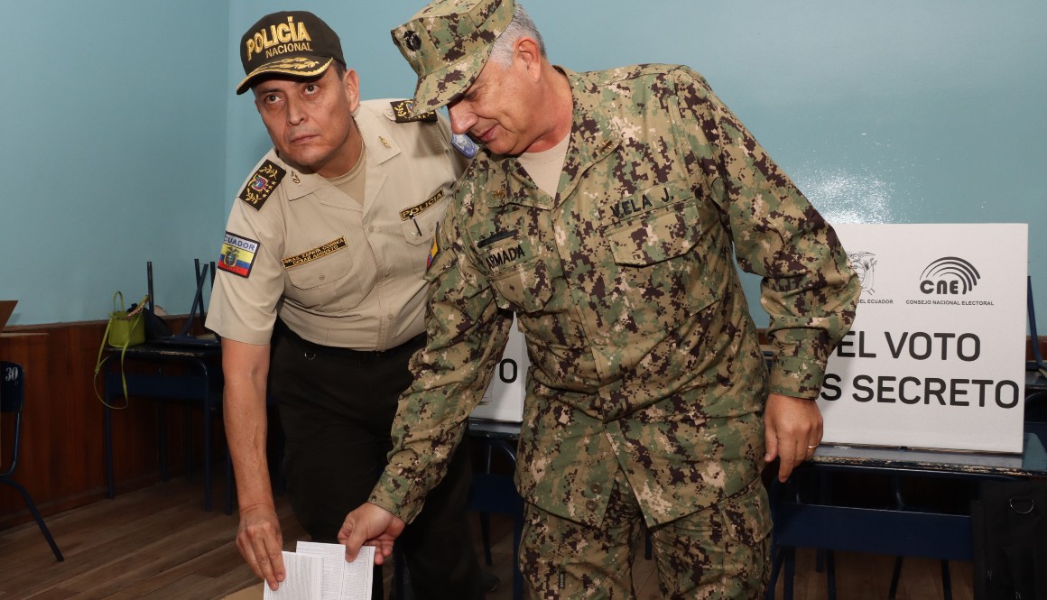 Los comandantes de Policía, César Zapata, y del Comando Conjunto de las Fuerzas Armadas, Jaime Vela, votan juntos el 21 de abril.