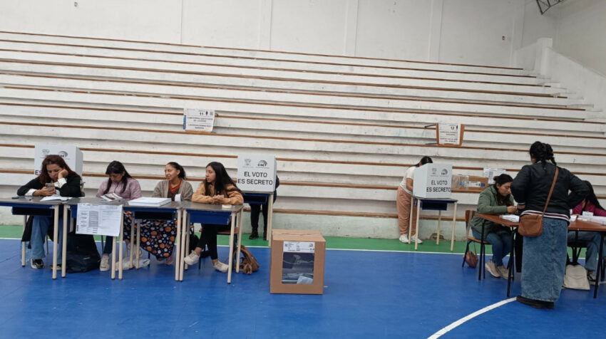 Miembros de mesas electorales en Cuenca esperan por sus electores en el recinto Manuel J. Calle, el 21 de abril de 2024.
