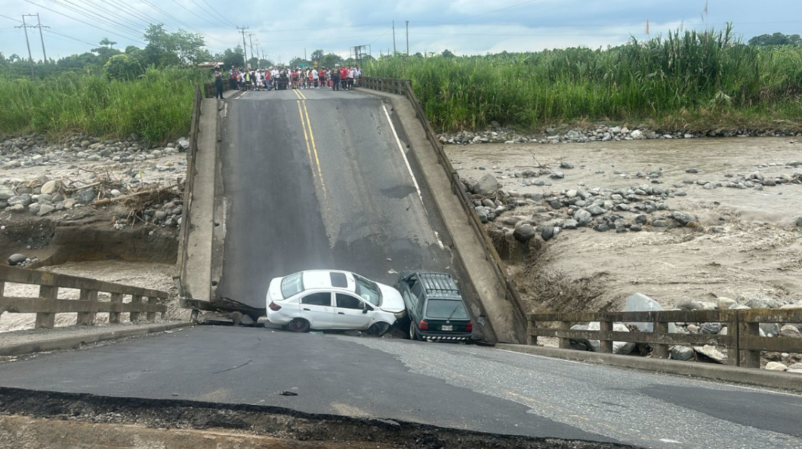 El puente de La Cadena, sector Manuel J. Calle, en La Troncal, provincia del Cañar, colapsó este 21 de abril de 2024.