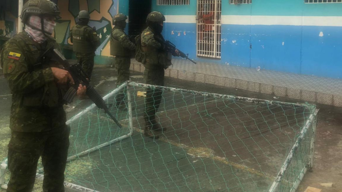 Miembros de las Fuerzas Armadas ingresaron a la cárcel de Los Ríos para controlar un motín registrado el 21 de abril de 2024.
