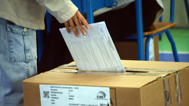 Una persona inserta una papeleta en Cuenca, durante la consulta popular y el referéndum del 21 de abril de 2024.