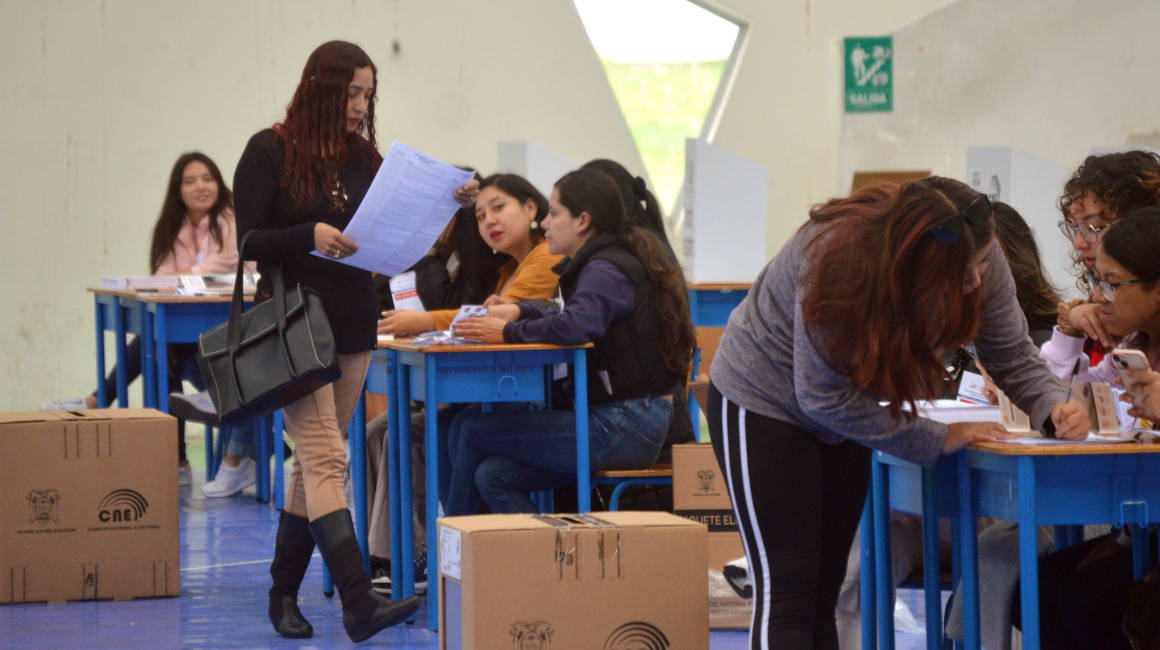 Personas en una junta receptora del voto en Cuenca, durante la consulta popular y el referéndum del 21 de abril de 2024.