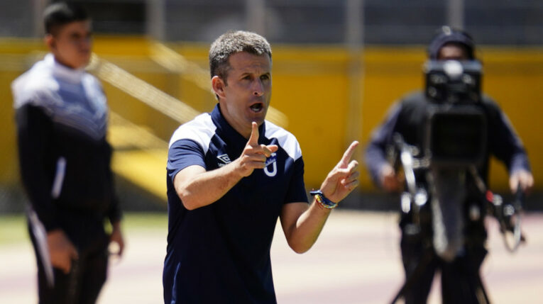 Igor Oca, técnico de Universidad Católica, dirige el partido ante Técnico Universitario, el 5 de agosto 2023. 