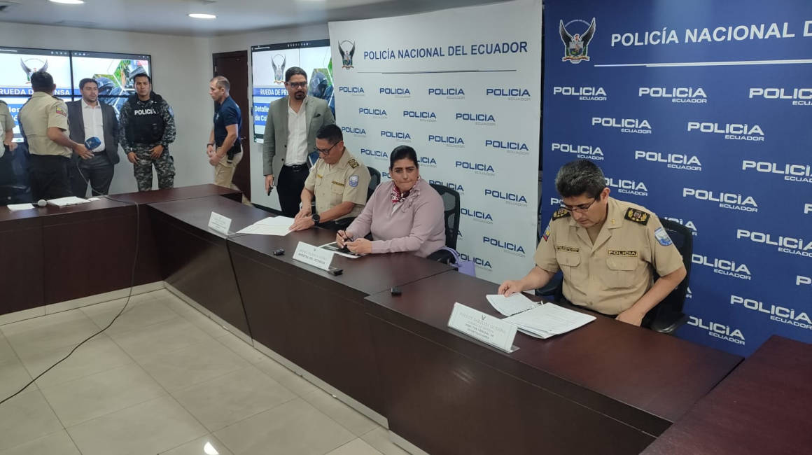 Mónica Palencia, ministra del Interior; César Zapata, comandante General de la Policía, informaron sobre la recaptura del delincuente Fabricio Colón Pico. Quito, 22 de abril de 2024