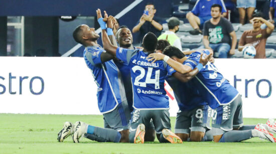 Los jugadores de Emelec festejan un gol ante Cumbayá FC, el sábado 13 de abril de 2024.