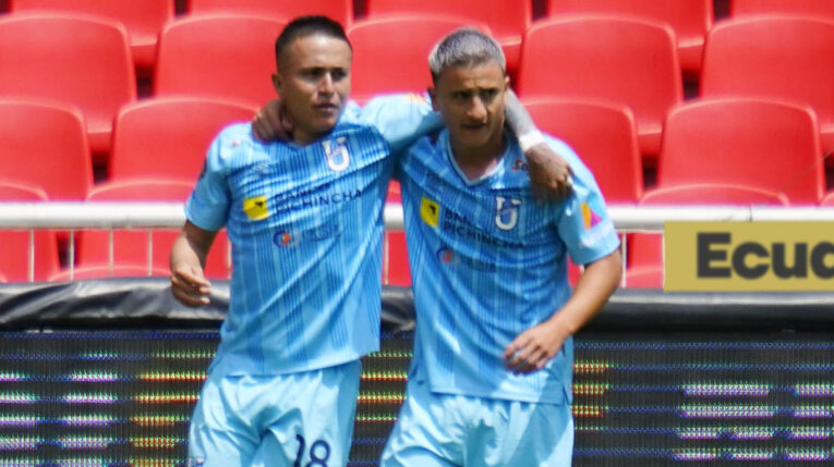 Jugadores de Universidad Católica, durante un partido, el 14 de abril de 2024.