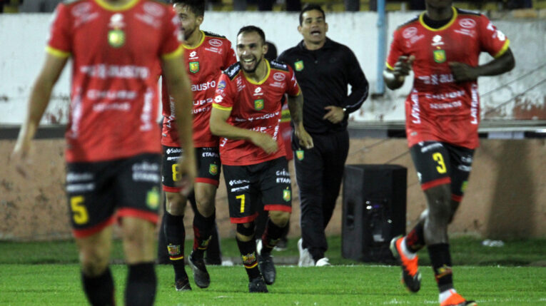 Jugadores de Deportivo Cuenca, durante un partido de LigaPro el 12 de abril de 2024.