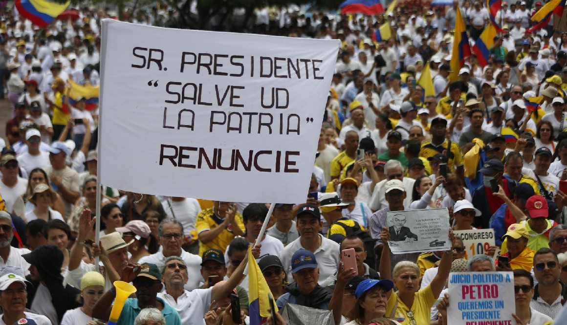 Opositores al Gobierno de Gustavo Petro se maniestan en Cali, el 21 de abril.