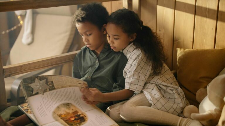 Día del Libro: ¿Por qué leer libros es tan importante para la inteligencia infantil?