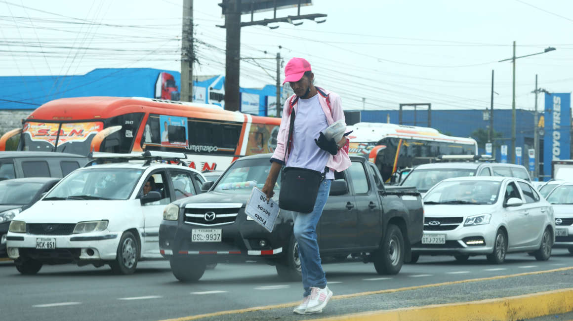 Un vendedor informal en Guayaquil, el 16 de febrero de 2024.