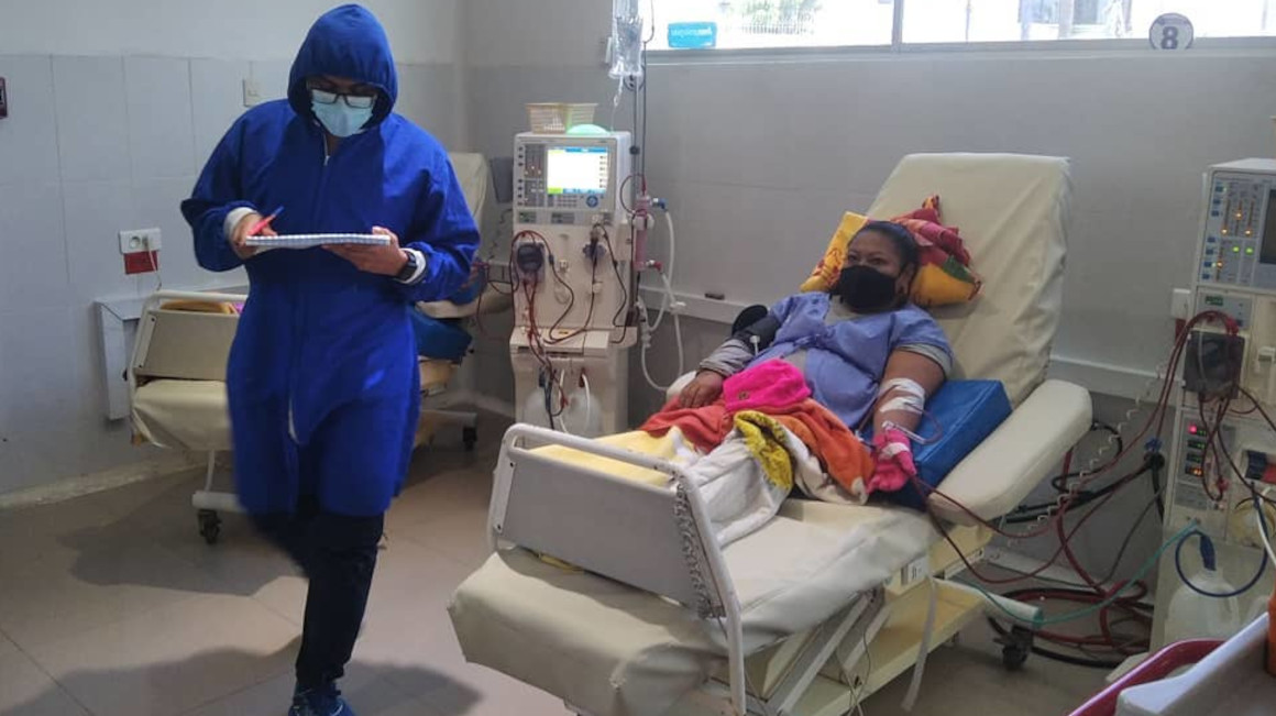 Una paciente recibe el tratamiento de hemodiálisis en una clínica de Guayaquil, en 2023