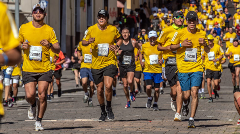 Atletas corren la Quito 15K Race, en su edición de 2023.
