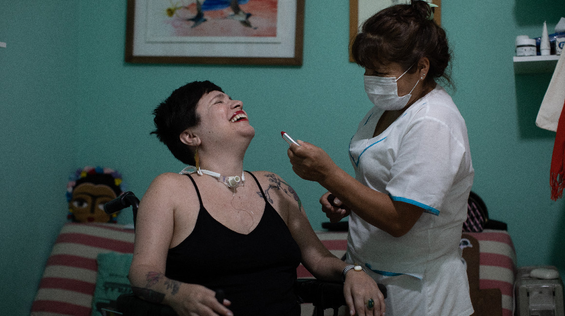 La psicóloga Ana Estrada, que padece una polio incurable y progresiva desde los 12 años, posa para fotografías en su casa de Lima, el 15 de febrero de 2020.