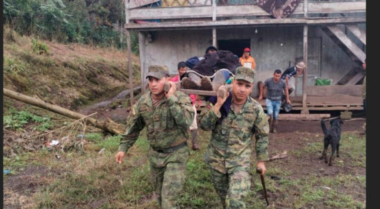 Militares colaboran con la evacuación de ciudadanos afectados por el aluvión en Alausí.
