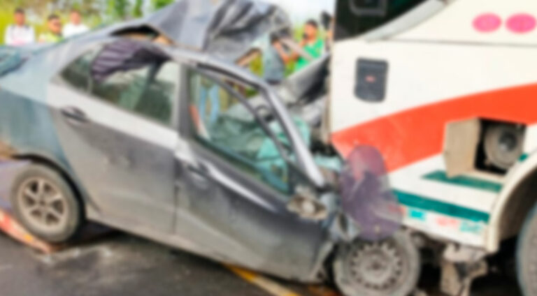Mortal accidente en la vía a Ventanas: carro de víctima terminó debajo de un bus
