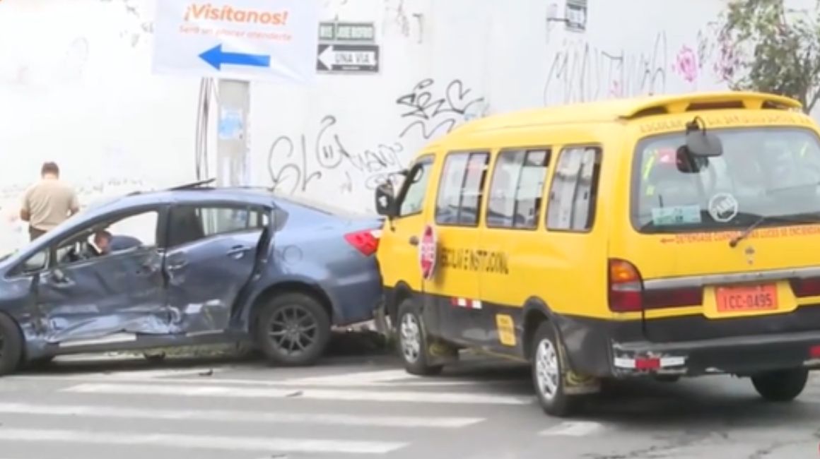 Accidente de tránsito entre una buseta escolar y un vehículo particular en las calles Venezuela y Riofrío, en el centro de Quito, el 23 de abril de 2024.