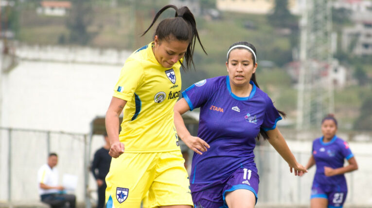 Jugadoras de Ñusta y Espuce durante la Fecha 1 de la Superliga femenina, el 13 de abril de 2024.