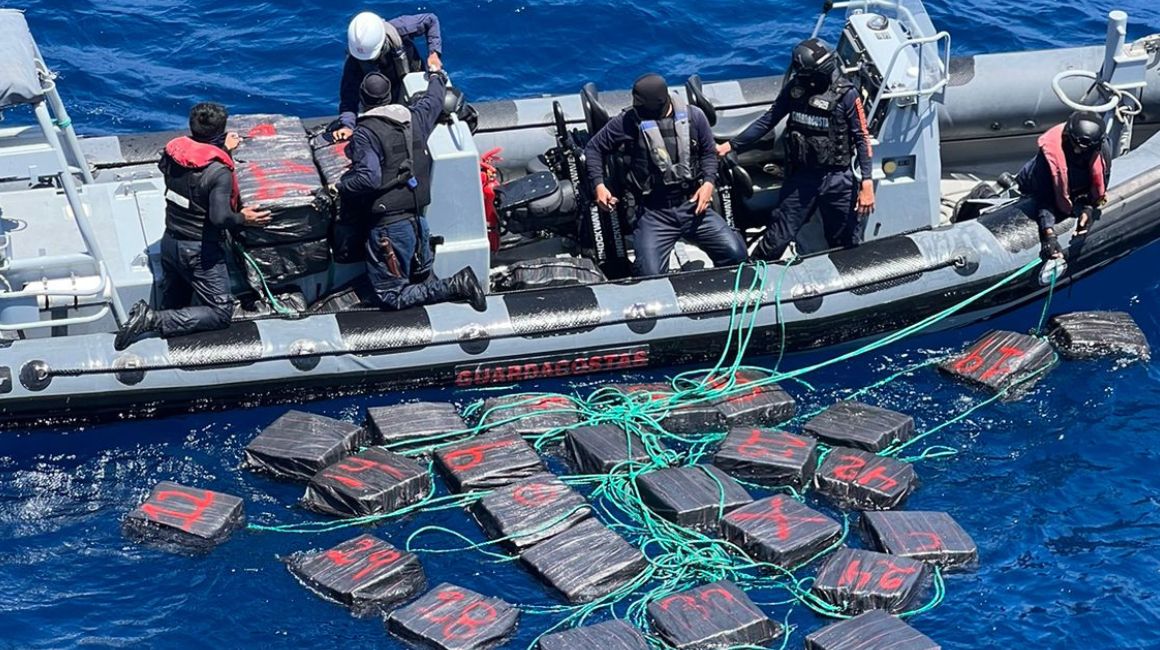 Personal de la Armada encontró paquetes de droga en una embarcación en Galápagos, el 23 de abril de 2024.