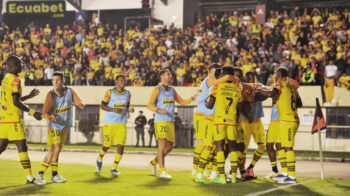 Jugadores de Barccelona SC celebrando su gol ante Libertad, 14 de abril de 2024.
