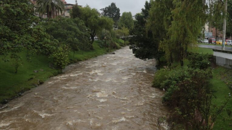 El río Tomebamba, en Cuenca, que alimenta al río Paute, en diciembre de 2023.