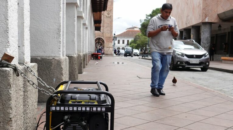 Los cortes de luz obligan a usar generadores de energía en el centro de Cuenca, el 23 de abril de 2024.