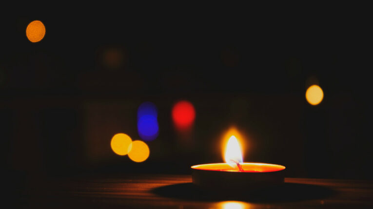 Imagen referencial de un vela encendida en una habitación.
