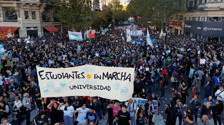 Multitudinaria movilización universitaria en Argentina contra el Gobierno de Milei