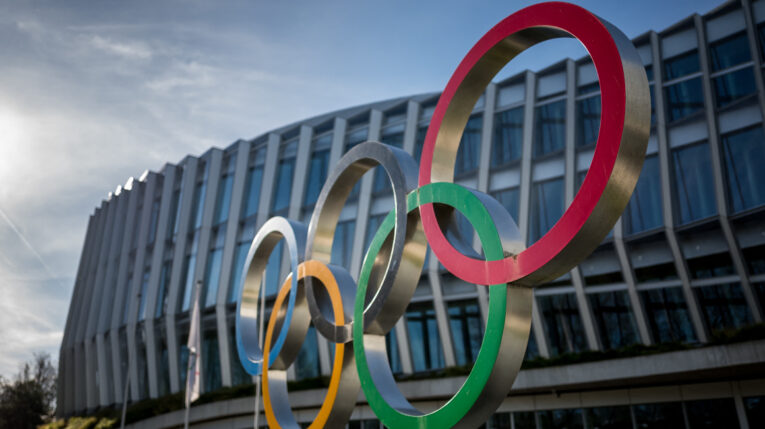 Los anillos olímpicos se ven frente a la sede del Comité Olímpico Internacional (COI) en el día inaugural de una reunión de la junta ejecutiva en Lausana, el 19 de marzo de 2024.