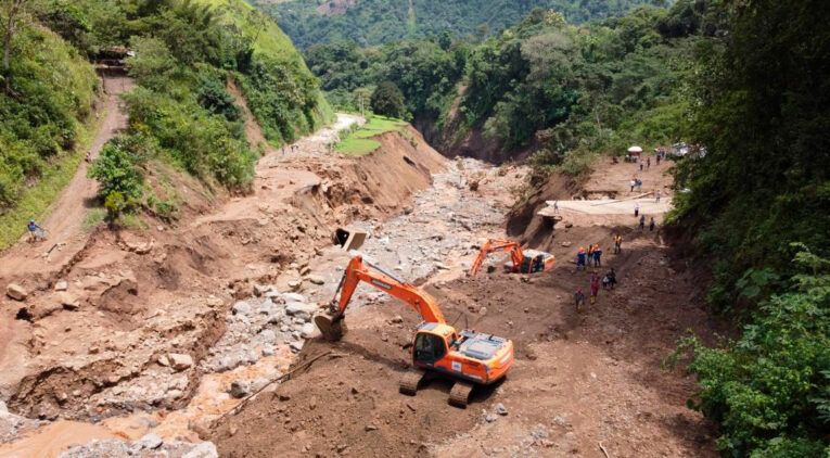 Maquinaria trabaja en la zona afectada de la vía Balbanera- Pallatanga -Cumandá, en Chimborazo.