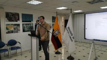 Ministro de Energía, Roberto Luque, en una rueda de prensa, en Quito, el 23 de abril de 2024.