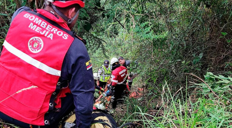 Personal de socorro realiza el rescate de un conductor en la vía Alóag – Santo Domingo.